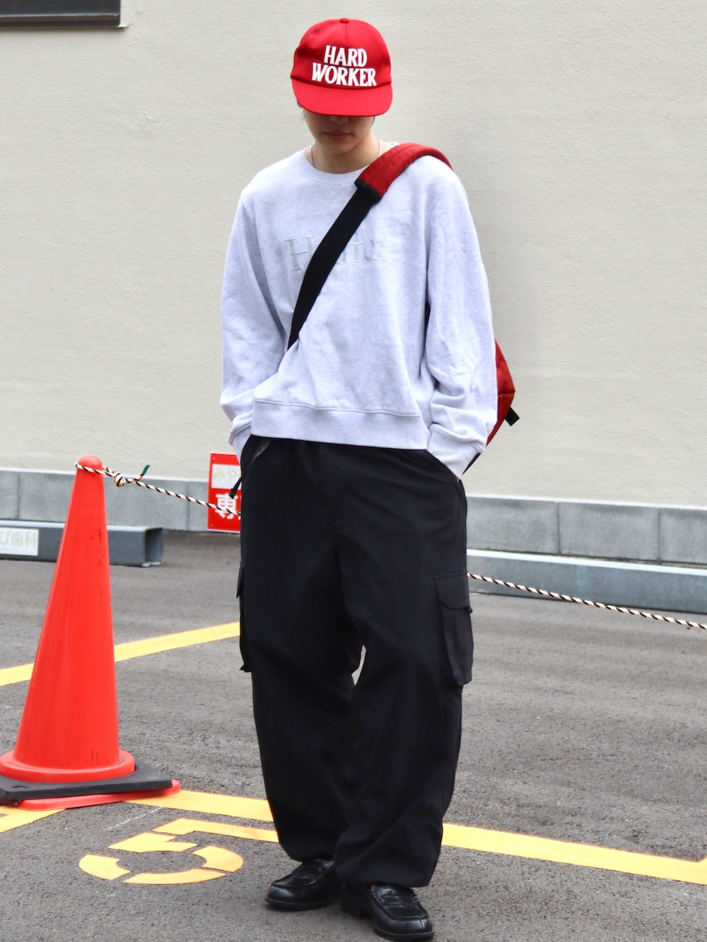 ブラック系のカーゴパンツ、ブラック系のローファー、グレー系のスウェットを着用したメンズの秋コーディネートの2枚目の写真