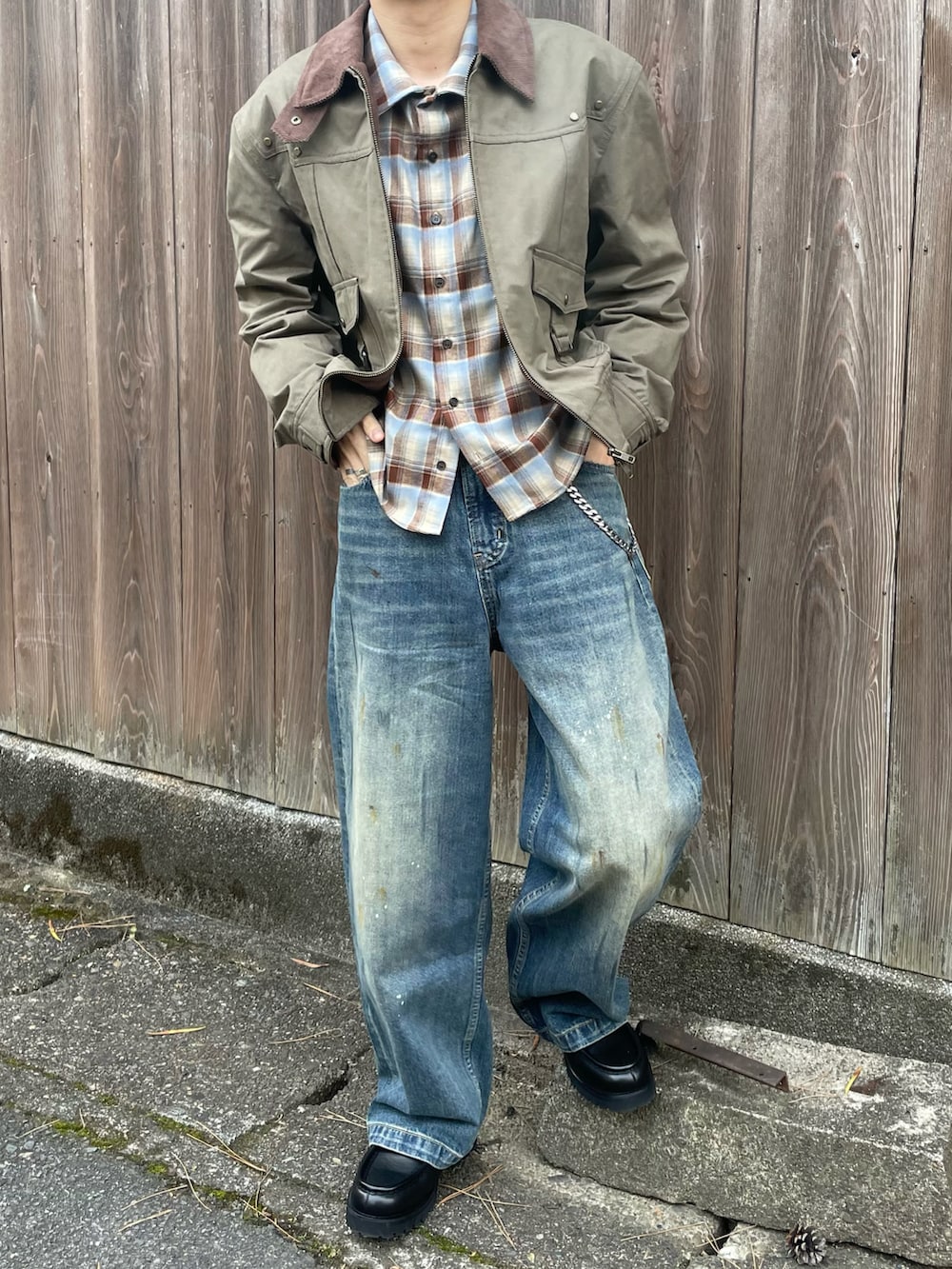 その他のミリタリージャケット、ブラック系のドレスシューズ、ブルー系のシャツ/ブラウスを着用したメンズの冬コーディネートの3枚目の写真