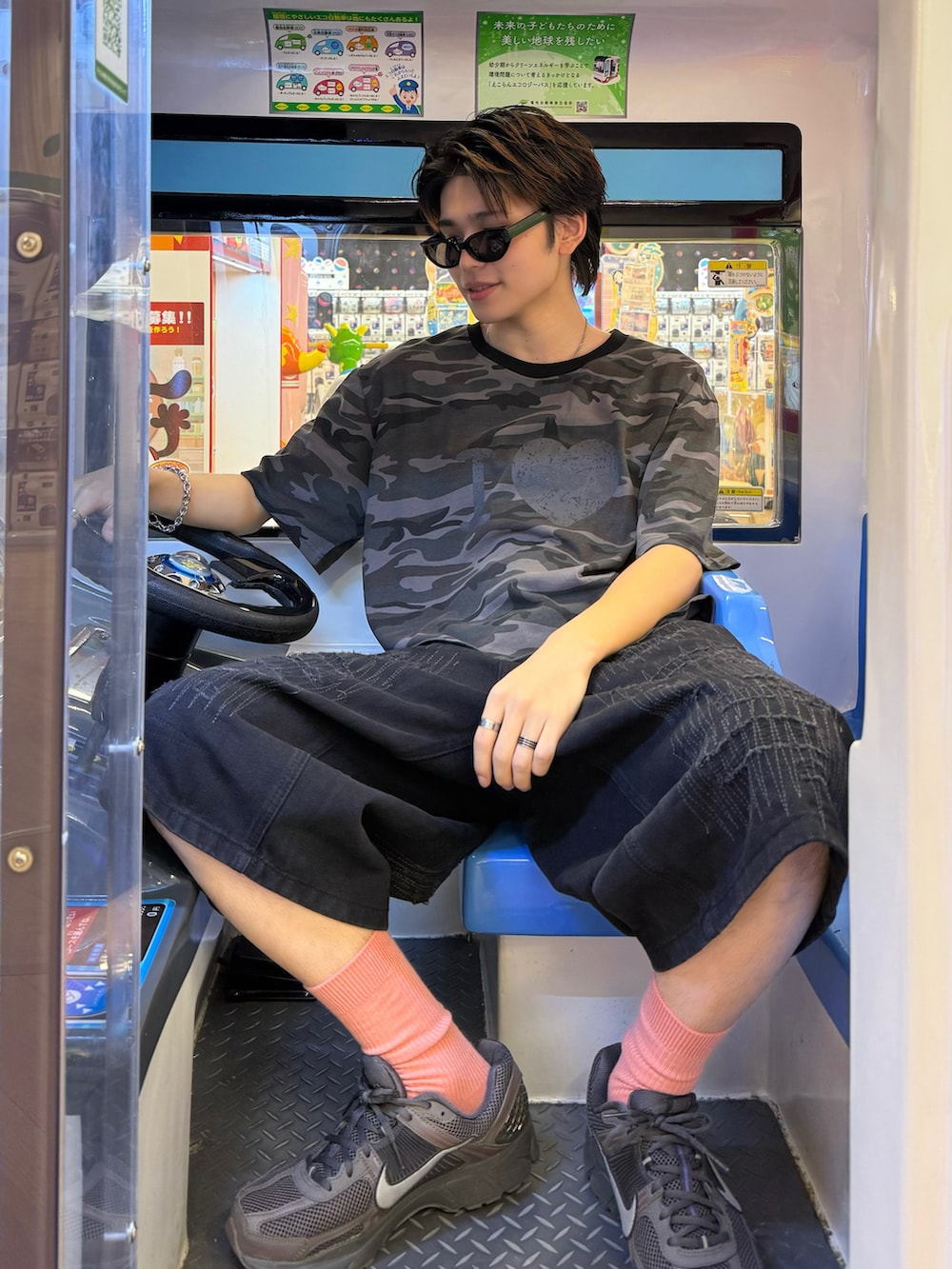 グレー系のスニーカー、グレー系のTシャツ/カットソー、ブラック系のデニムパンツを着用したメンズの夏コーディネートの3枚目の写真