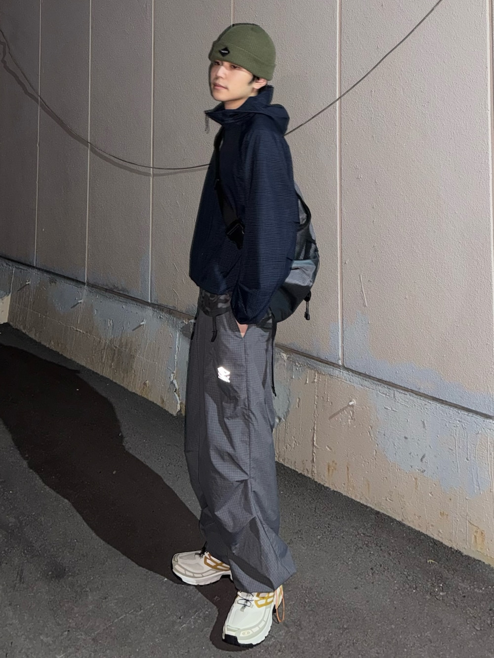 ホワイト系のスニーカー、グレー系のカーゴパンツ、グレー系のTシャツ/カットソーを着用したメンズの夏コーディネートの3枚目の写真