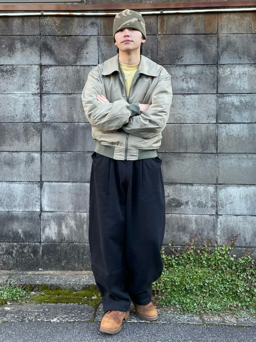 ブラック系のスウェットパンツ、イエロー系のTシャツ/カットソー、グリーン系のブルゾンを着用したメンズの春コーディネートの2枚目の写真