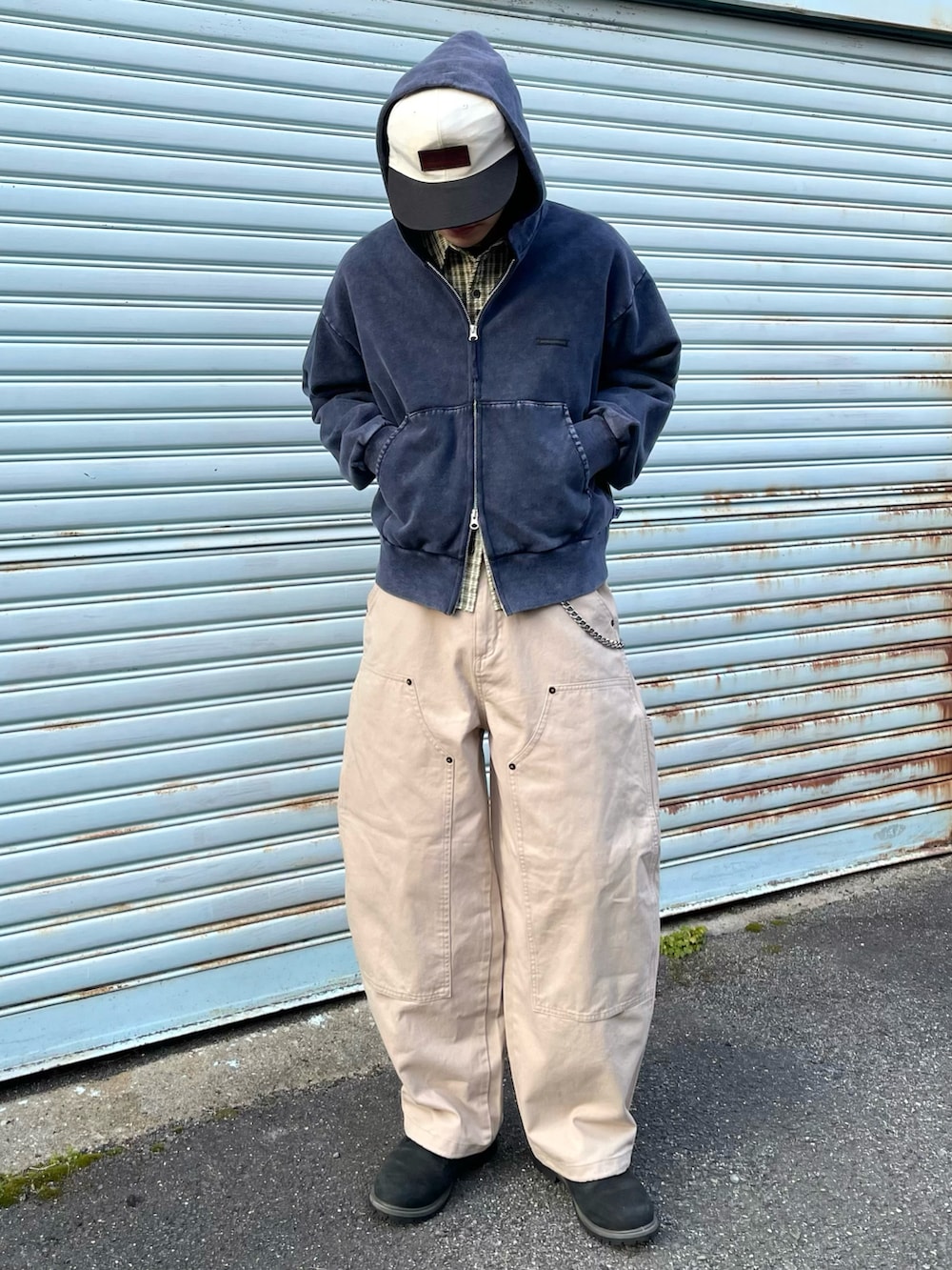 ベージュ系のその他パンツ、グリーン系のシャツ/ブラウス、ブルー系のパーカーを着用したメンズの春コーディネートの2枚目の写真