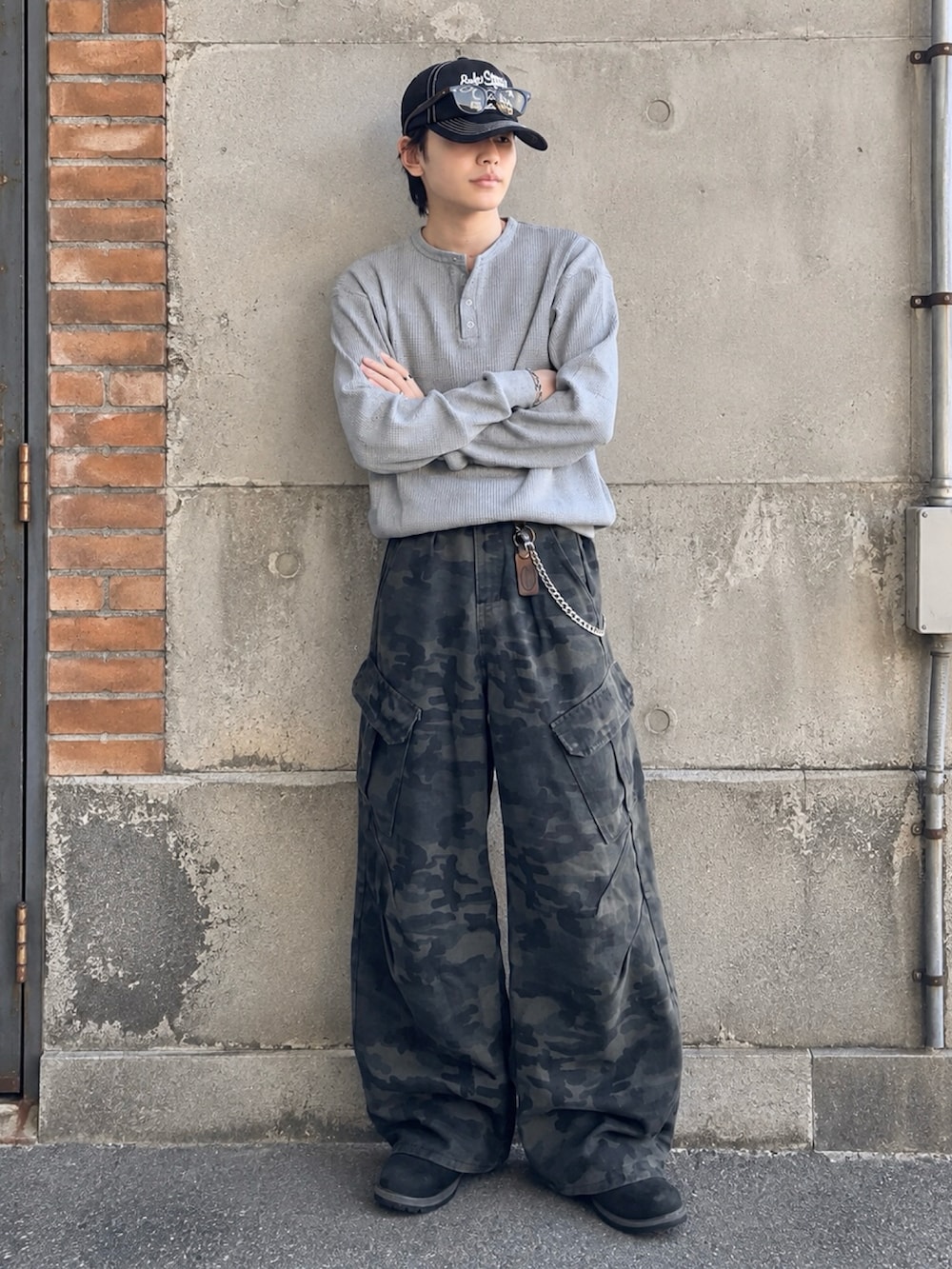 その他のカーゴパンツ、グレー系のTシャツ/カットソー、ブラック系のブーツを着用したメンズの秋コーディネートの3枚目の写真