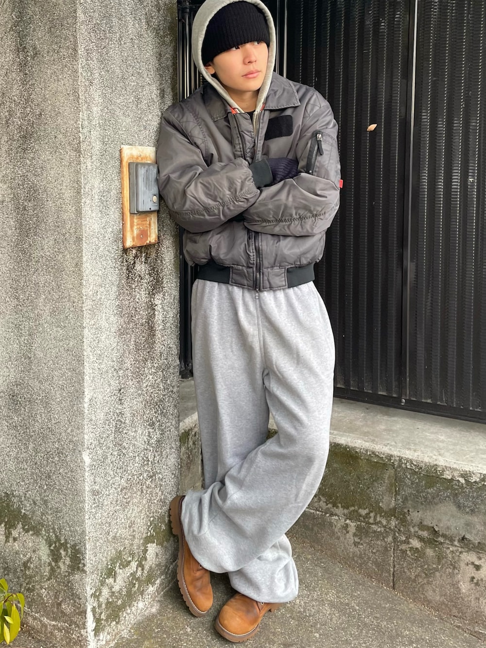 グレー系のパーカー、その他のMA-1、ブラウン系のブーツを着用したメンズの冬コーディネートの3枚目の写真