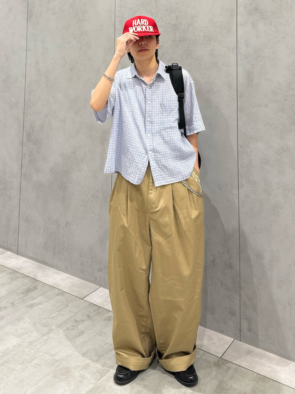 ベージュ系のチノパンツ、ブルー系のシャツ/ブラウス、ブラック系のローファーを着用したメンズの夏コーディネートの2枚目の写真