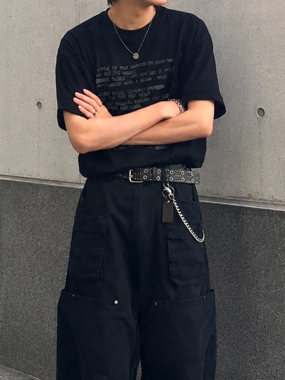 その他のTシャツ/カットソー、グリーン系のカーゴパンツ、ブラウン系のブーツを着用したメンズの秋コーディネートの3枚目の写真