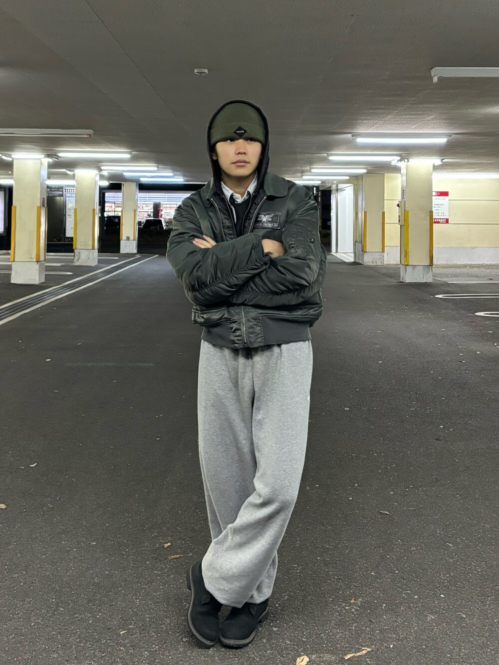 グレー系のスウェットパンツ、ブラック系のブーツ、その他のニットキャップ/ビーニーを着用したメンズの冬コーディネートの4枚目の写真