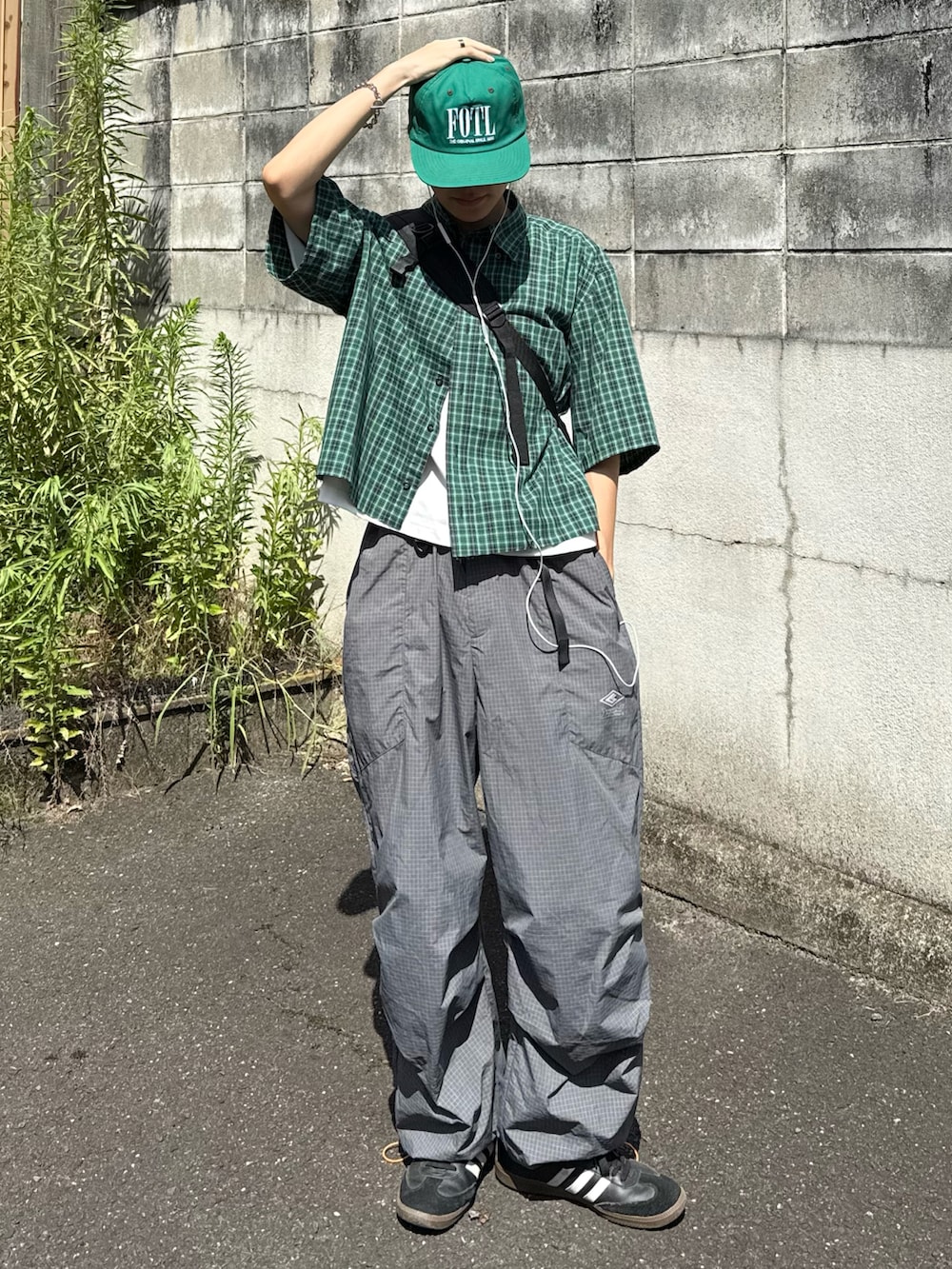 ブラック系のスニーカー、グレー系のカーゴパンツ、グリーン系のシャツ/ブラウスを着用したメンズの夏コーディネートの4枚目の写真