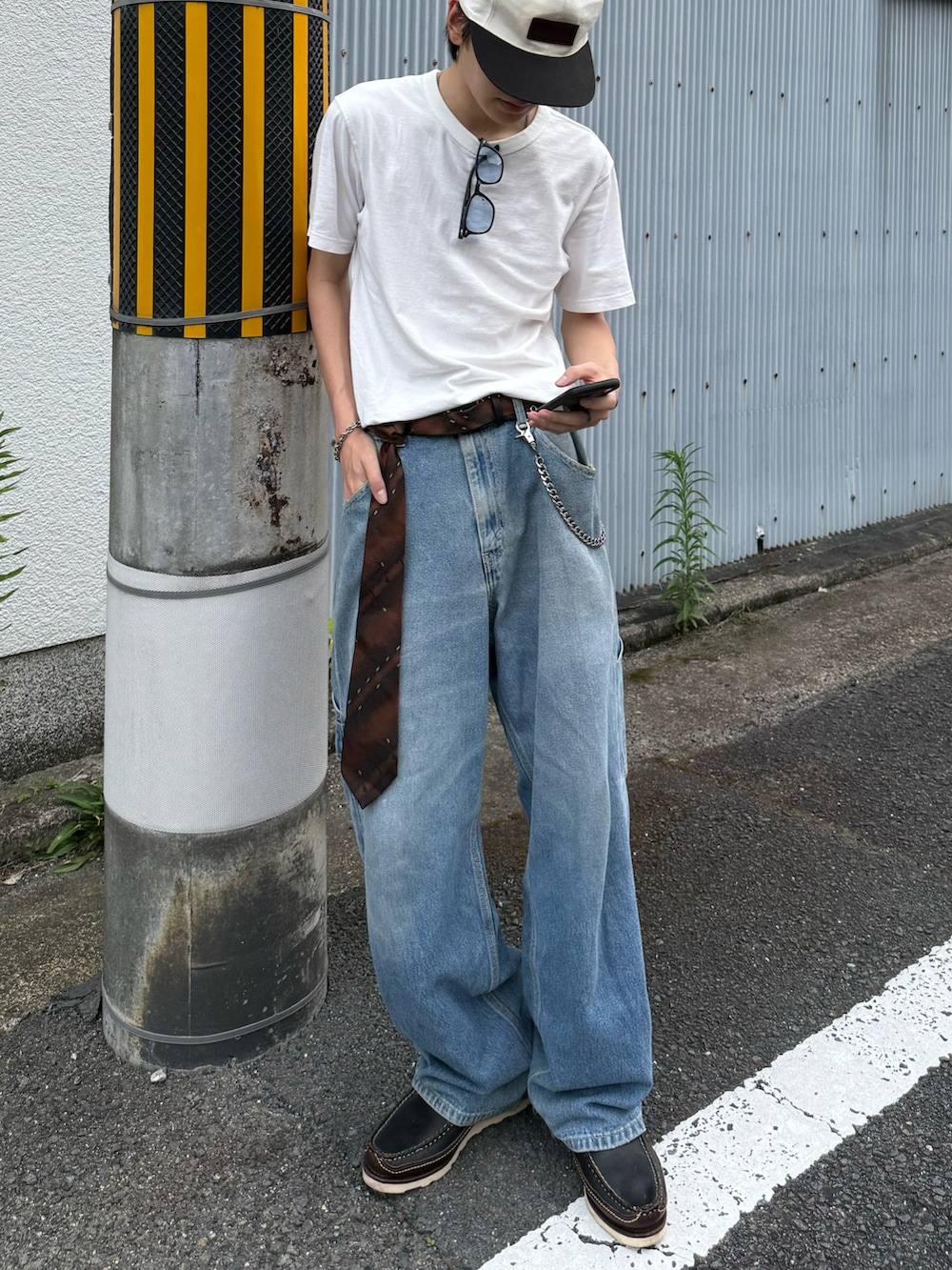 ホワイト系のTシャツ/カットソー、ブルー系のデニムパンツ、ブラウン系のネクタイを着用したメンズの夏コーディネートの3枚目の写真