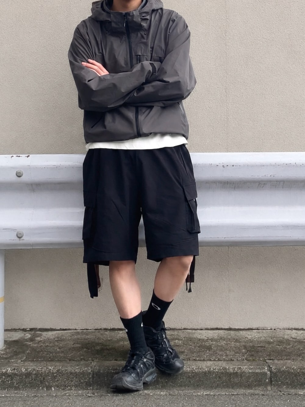 ホワイト系のタンクトップ、ブラック系のその他パンツ、ブラック系のスニーカーを着用したメンズの春コーディネートの2枚目の写真
