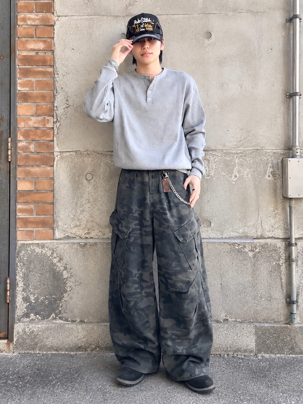 その他のカーゴパンツ、グレー系のTシャツ/カットソー、ブラック系のブーツを着用したメンズの秋コーディネートの2枚目の写真