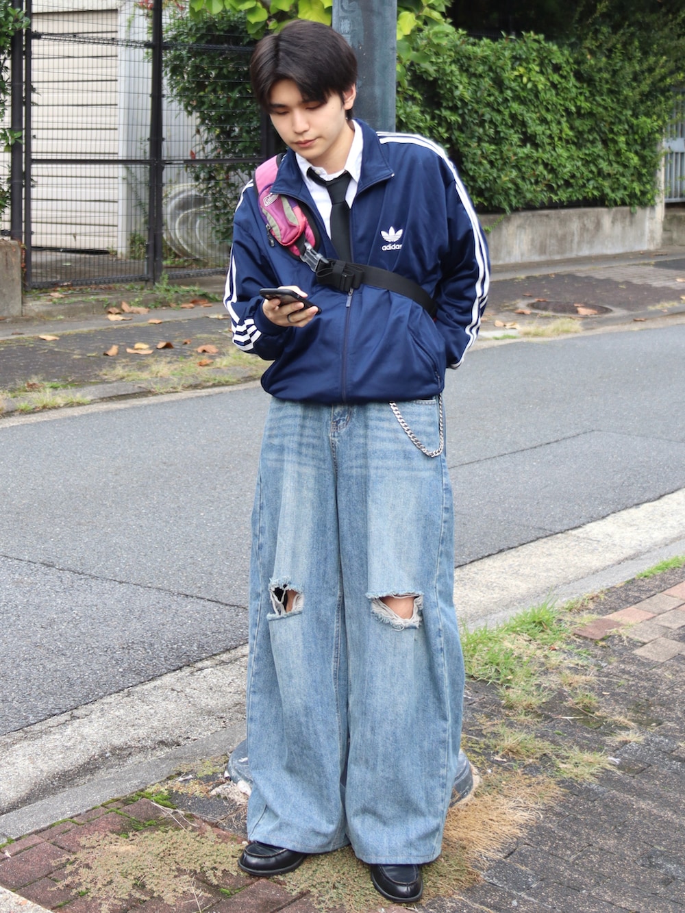 ブルー系のデニムパンツ、ブラック系のローファー、ブルー系のジャージを着用したメンズの秋コーディネートの2枚目の写真