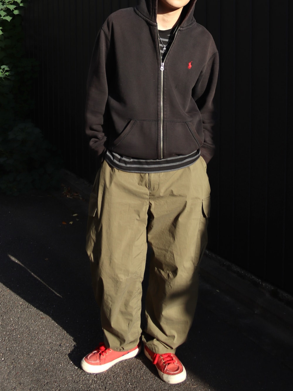 グリーン系のカーゴパンツ、その他のTシャツ/カットソー、ブラック系のパーカーを着用したメンズの冬コーディネートの3枚目の写真