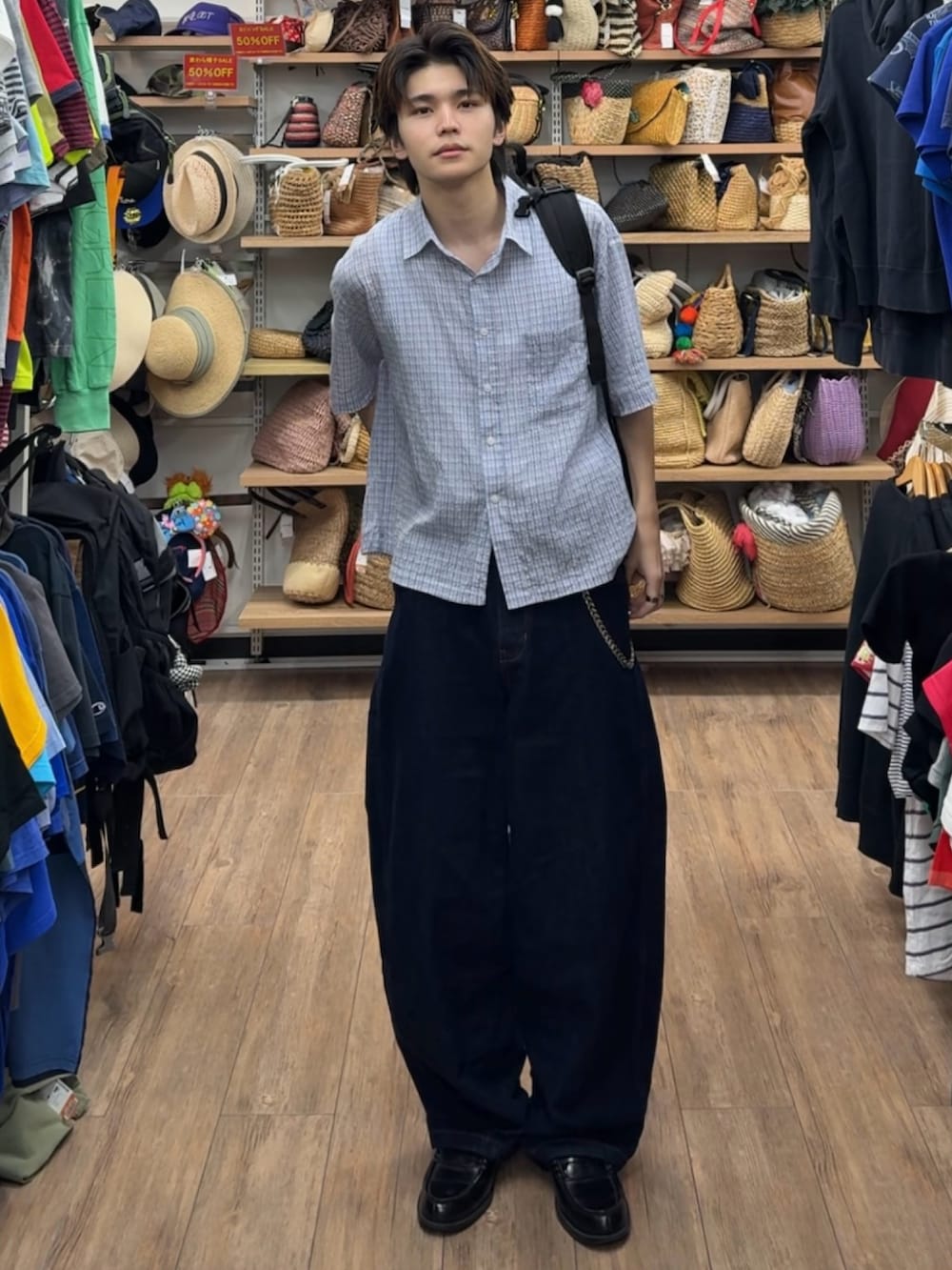 ブルー系のシャツ/ブラウス、ブルー系のデニムパンツ、ブラック系のショルダーバッグを着用したメンズの夏コーディネートの2枚目の写真