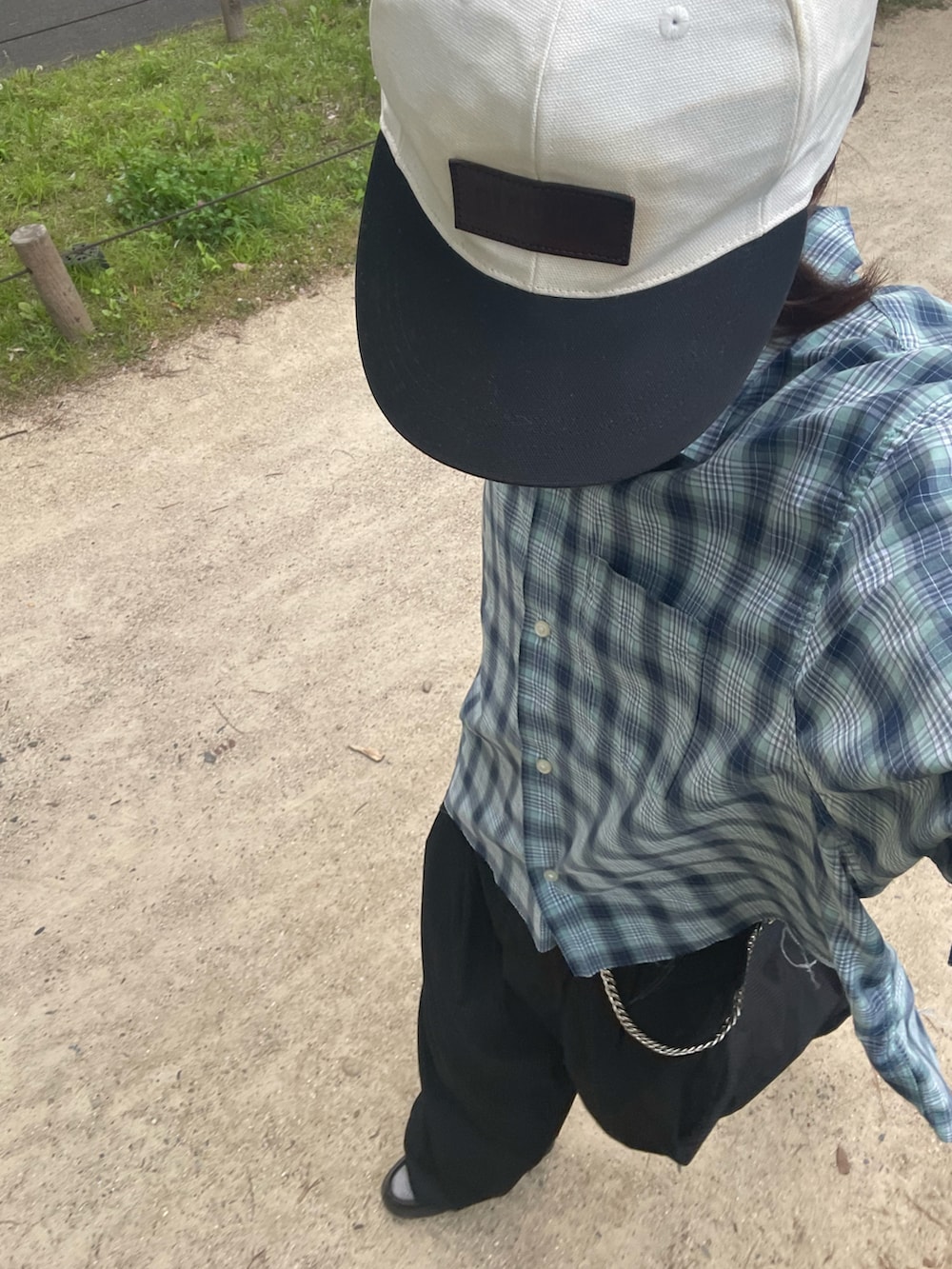 ブラック系のスラックス、ブルー系のシャツ/ブラウス、ブラック系のローファーを着用したメンズの夏コーディネートの3枚目の写真