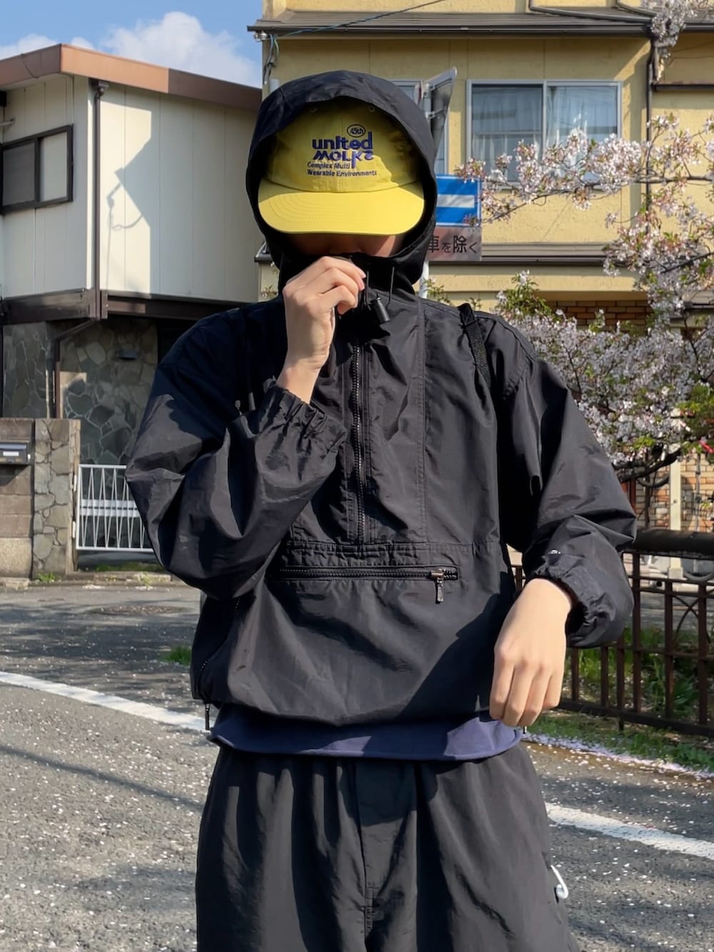 ブラック系のスニーカー、ブラック系のマウンテンパーカーを着用したメンズの春コーディネートの3枚目の写真