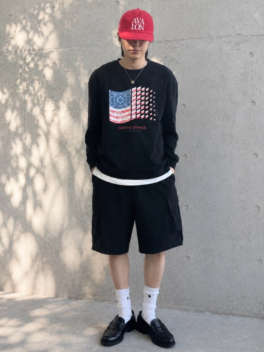 ホワイト系のタンクトップ、ブラック系のTシャツ/カットソー、ブラック系のその他パンツを着用したメンズの春コーディネートの2枚目の写真