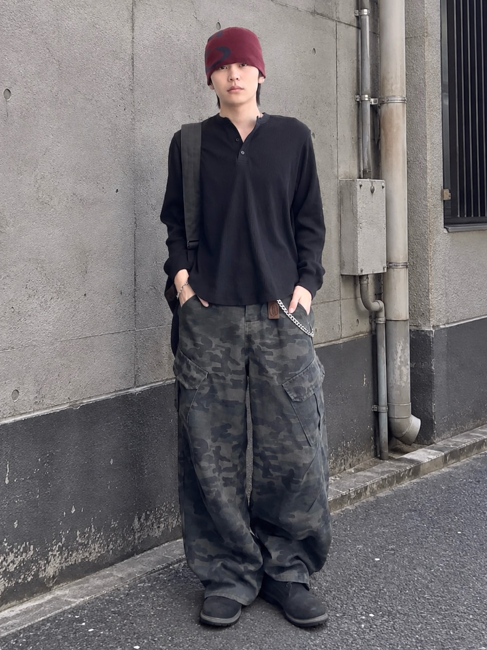 ブラック系のTシャツ/カットソー、ブラック系のブーツ、その他のカーゴパンツを着用したメンズの秋コーディネートの2枚目の写真