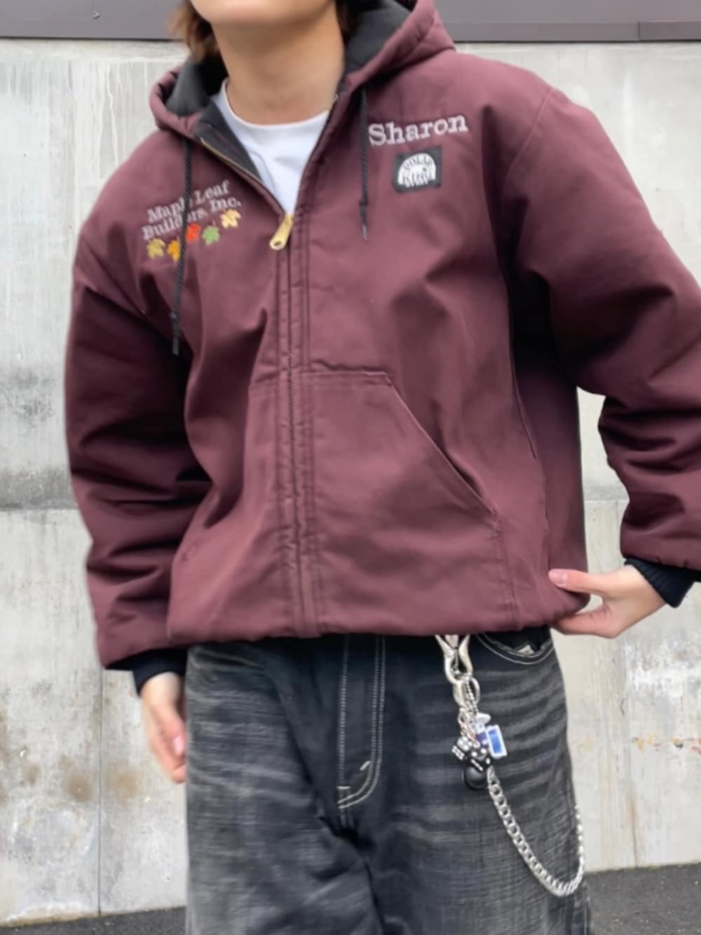 ブラック系のデニムパンツ、ブラック系のブーツ、レッド系のジャケット/アウターを着用したメンズの冬コーディネートの3枚目の写真