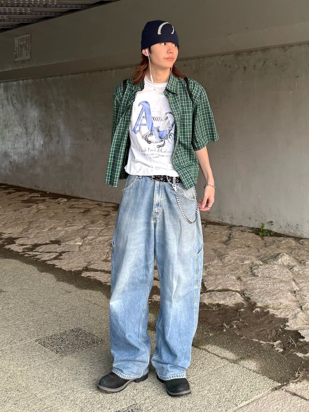 グリーン系のシャツ/ブラウス、ホワイト系のTシャツ/カットソー、ブルー系のデニムパンツを着用したメンズの夏コーディネートの2枚目の写真