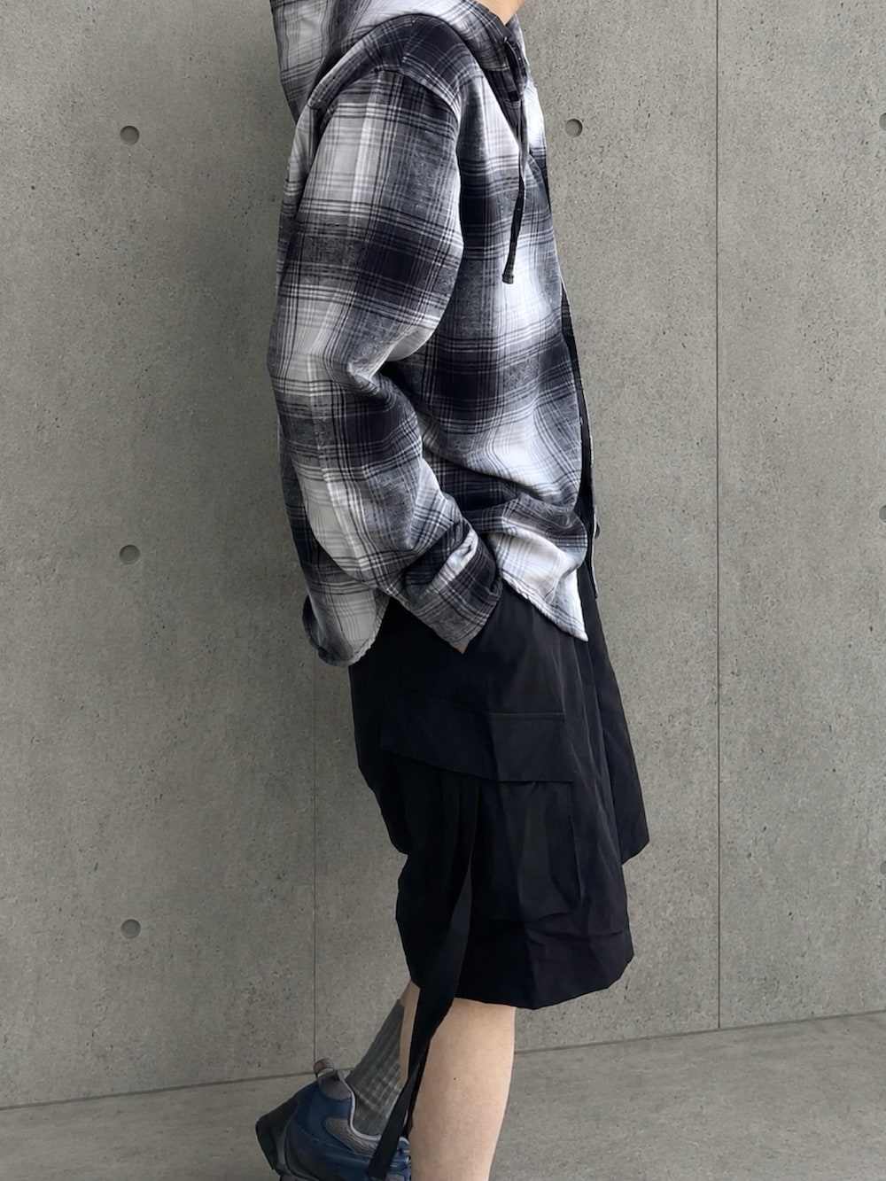 ブルー系のスニーカー、ブラック系のシャツ/ブラウス、ブラック系のTシャツ/カットソーを着用したメンズの春コーディネートの3枚目の写真