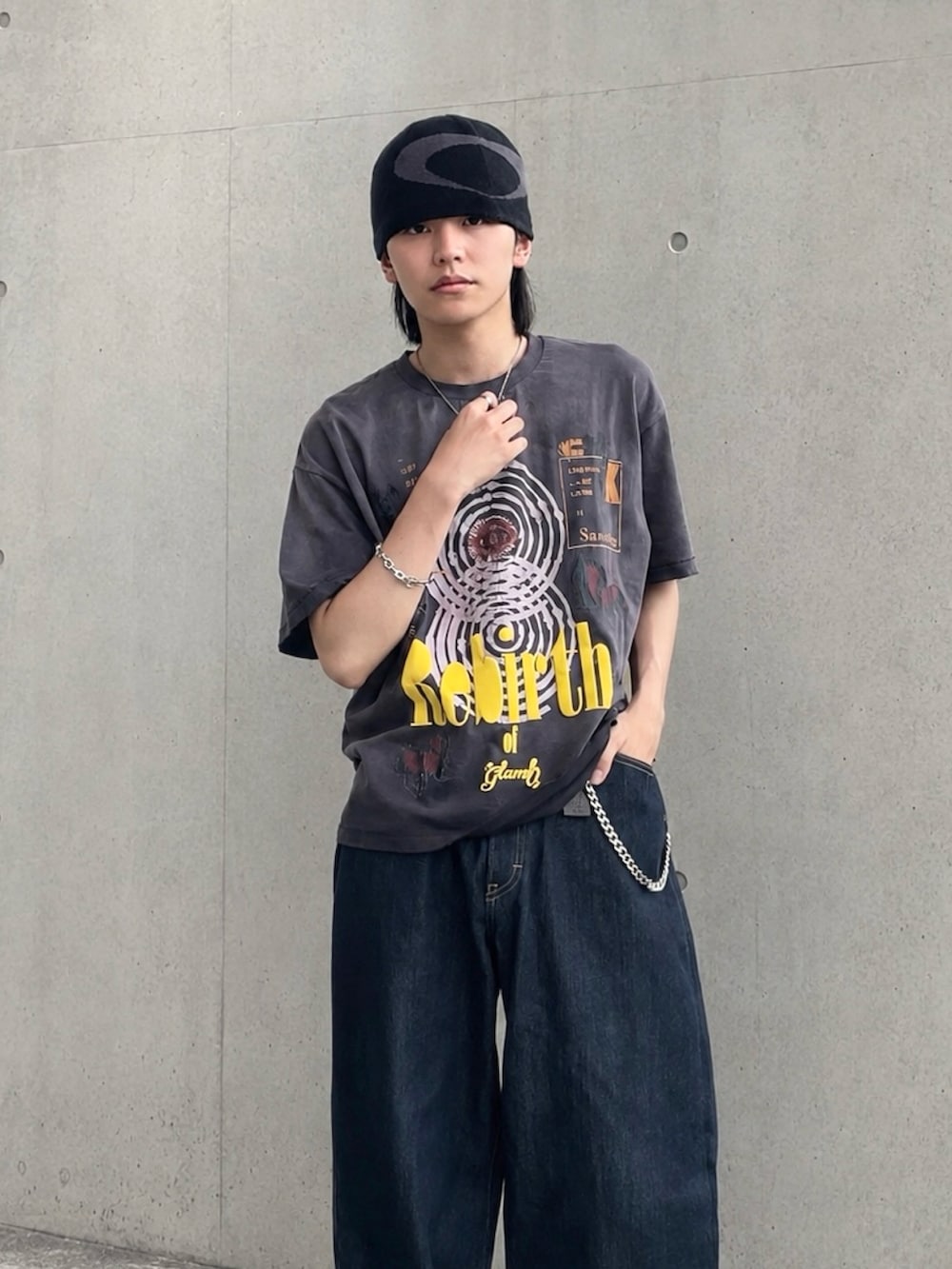 ブラック系のTシャツ/カットソー、ブルー系のデニムパンツ、ブラック系のブーツを着用したメンズの夏コーディネートの2枚目の写真