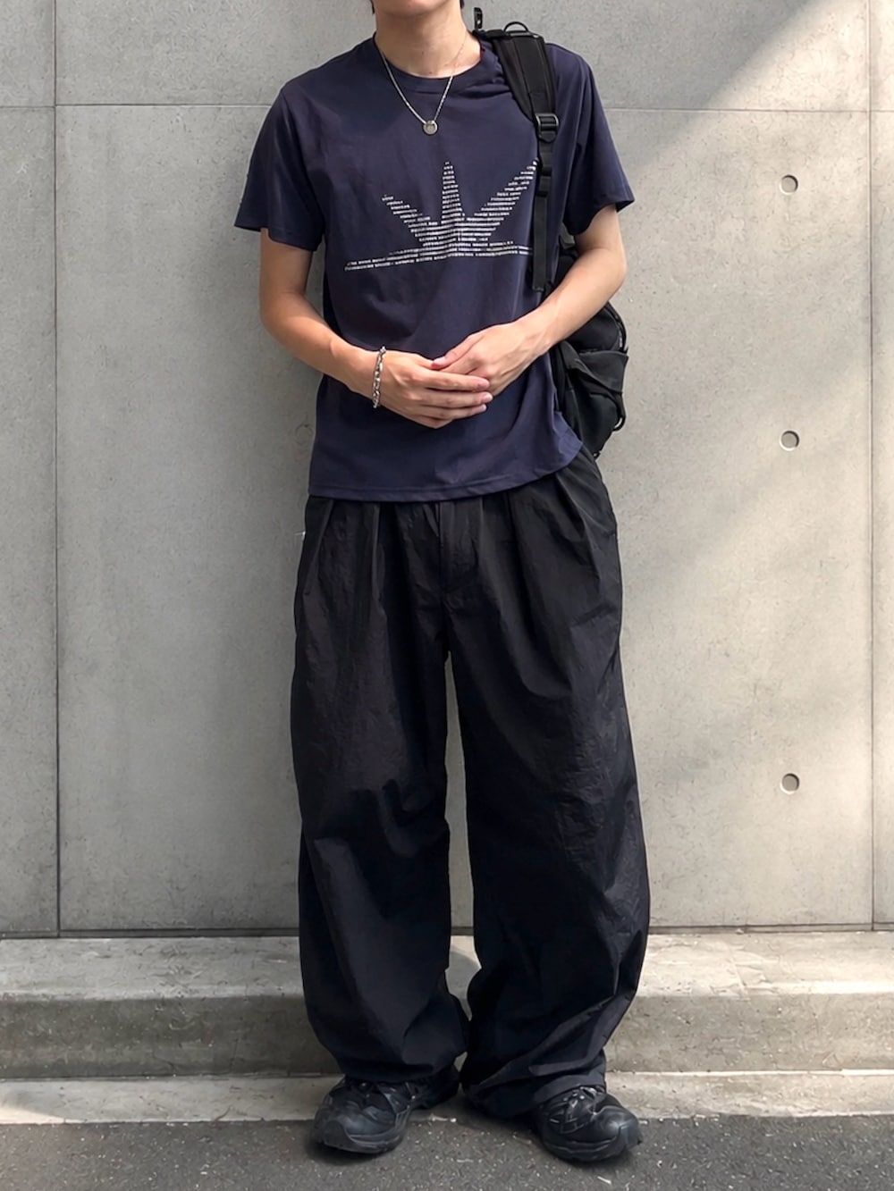 ブルー系のTシャツ/カットソー、ブラック系のその他パンツ、その他のメッセンジャーバッグを着用したメンズの夏コーディネートの3枚目の写真
