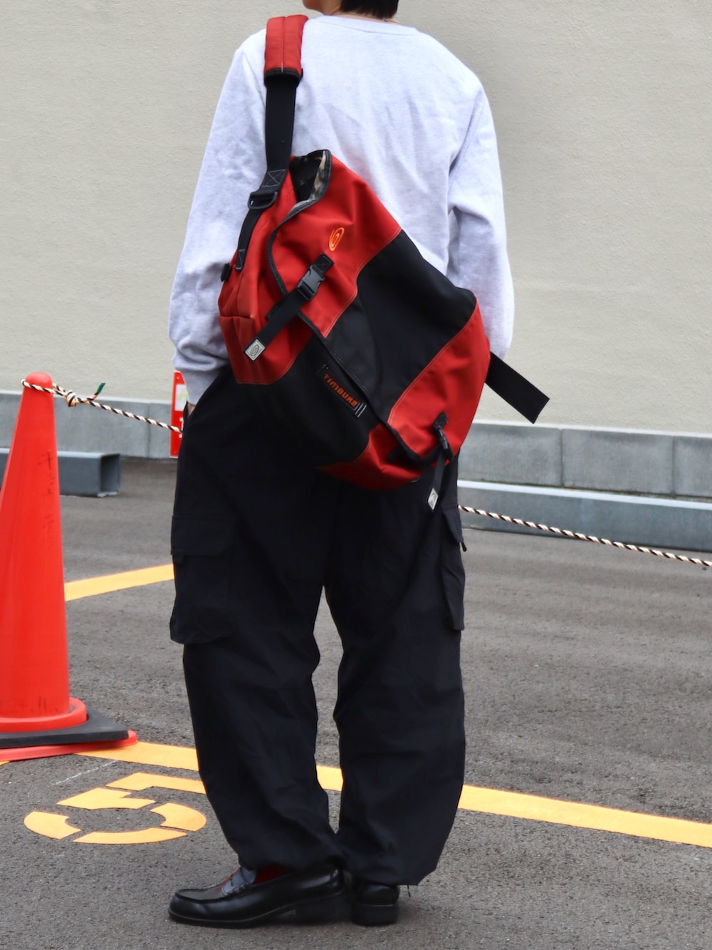 ブラック系のカーゴパンツ、ブラック系のローファー、グレー系のスウェットを着用したメンズの秋コーディネートの4枚目の写真