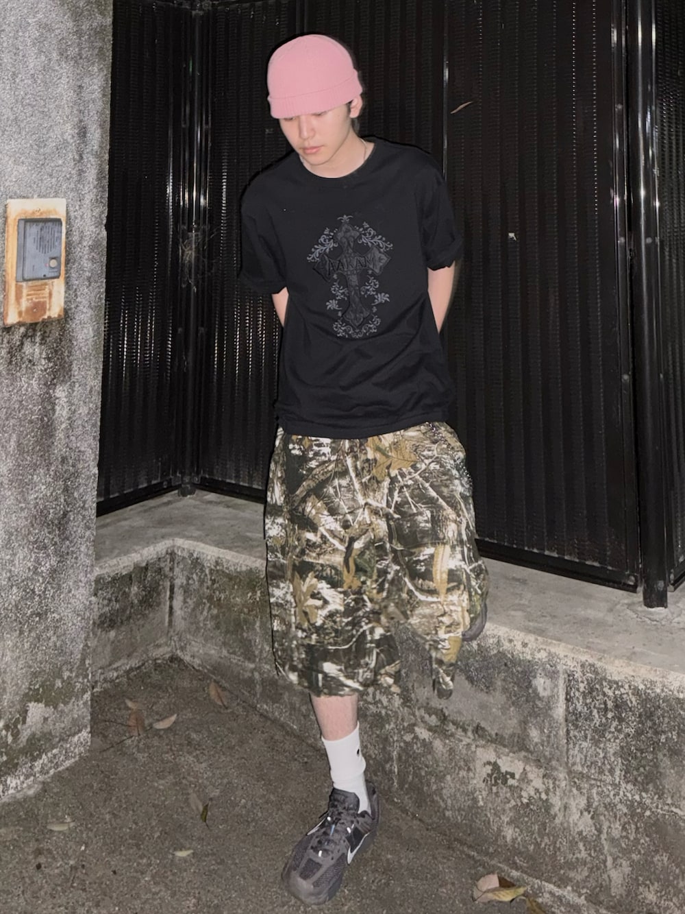 グレー系のスニーカー、ブラック系のTシャツ/カットソー、ベージュ系のパンツを着用したメンズの夏コーディネートの2枚目の写真