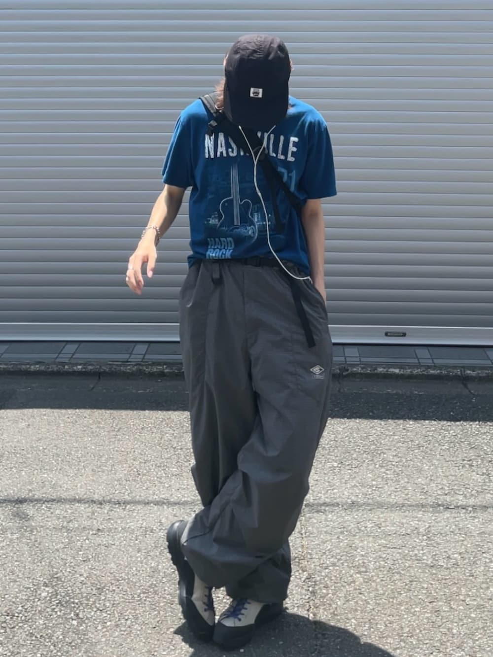 ブルー系のTシャツ/カットソー、グレー系のカーゴパンツ、ベージュ系のスニーカーを着用したメンズの夏コーディネートの2枚目の写真