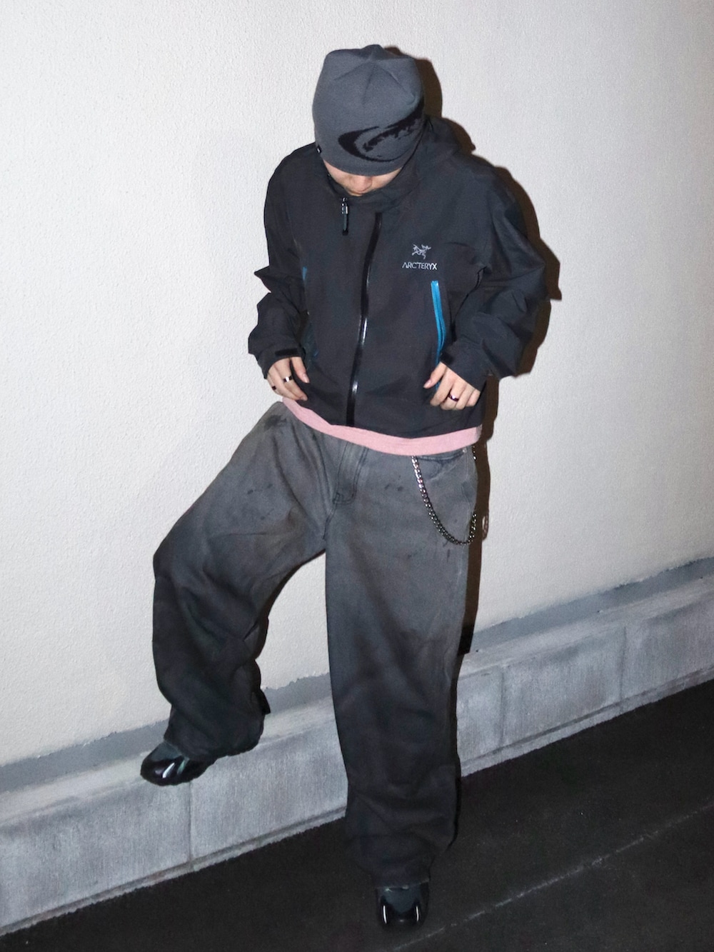 その他のデニムパンツ、ピンク系のTシャツ/カットソー、ブラック系のスニーカーを着用したメンズの冬コーディネートの2枚目の写真