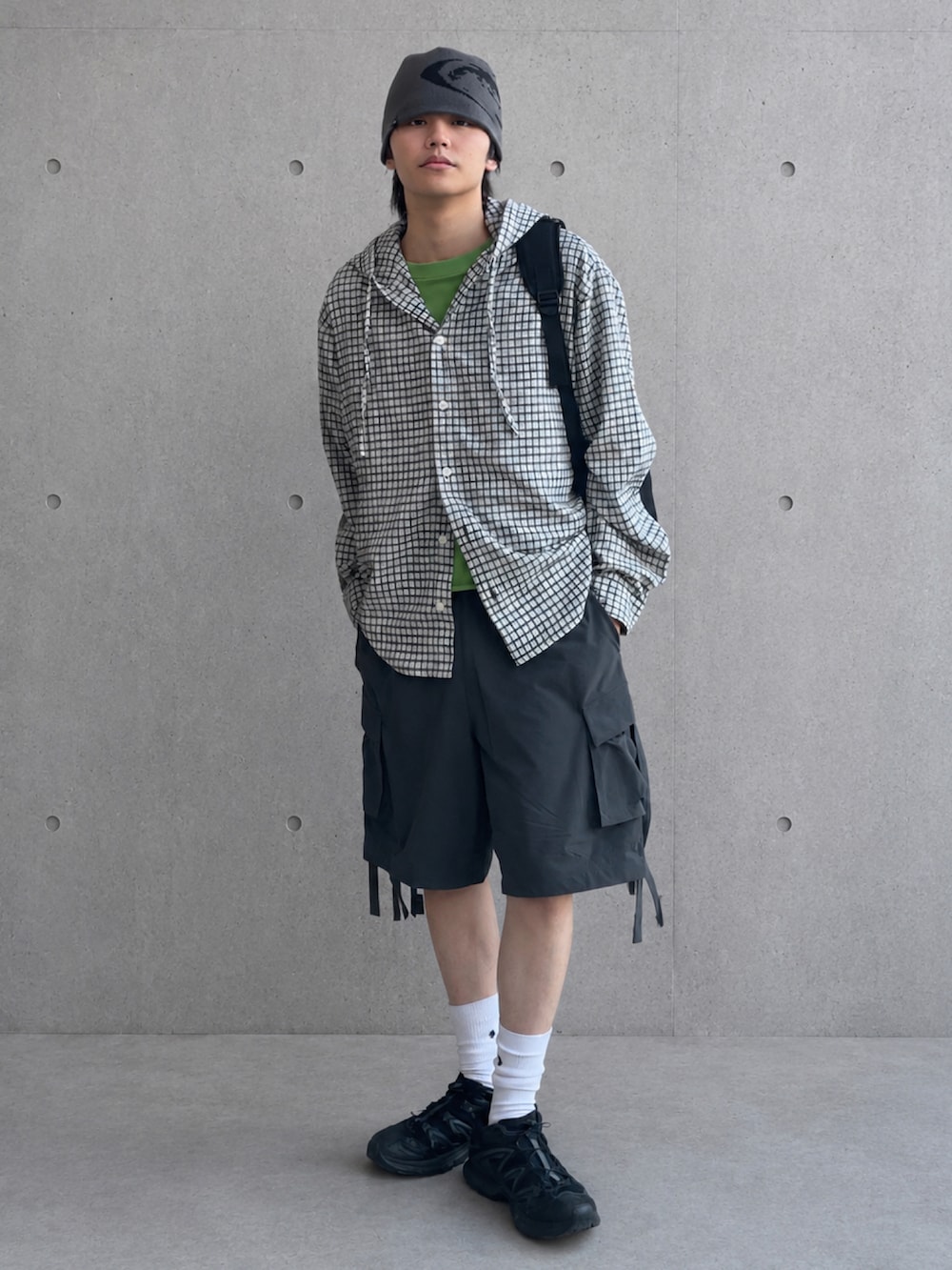 ホワイト系のシャツ/ブラウス、グレー系のその他パンツ、その他のメッセンジャーバッグを着用したメンズの春コーディネートの2枚目の写真