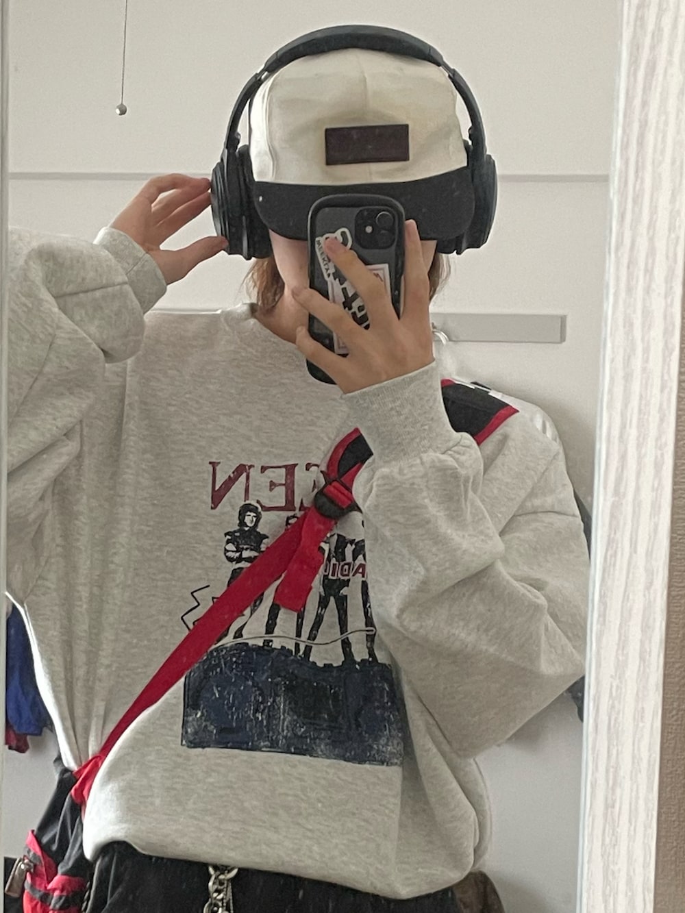 ベージュ系のスウェット、レッド系のショルダーバッグを着用したメンズの春コーディネートの2枚目の写真