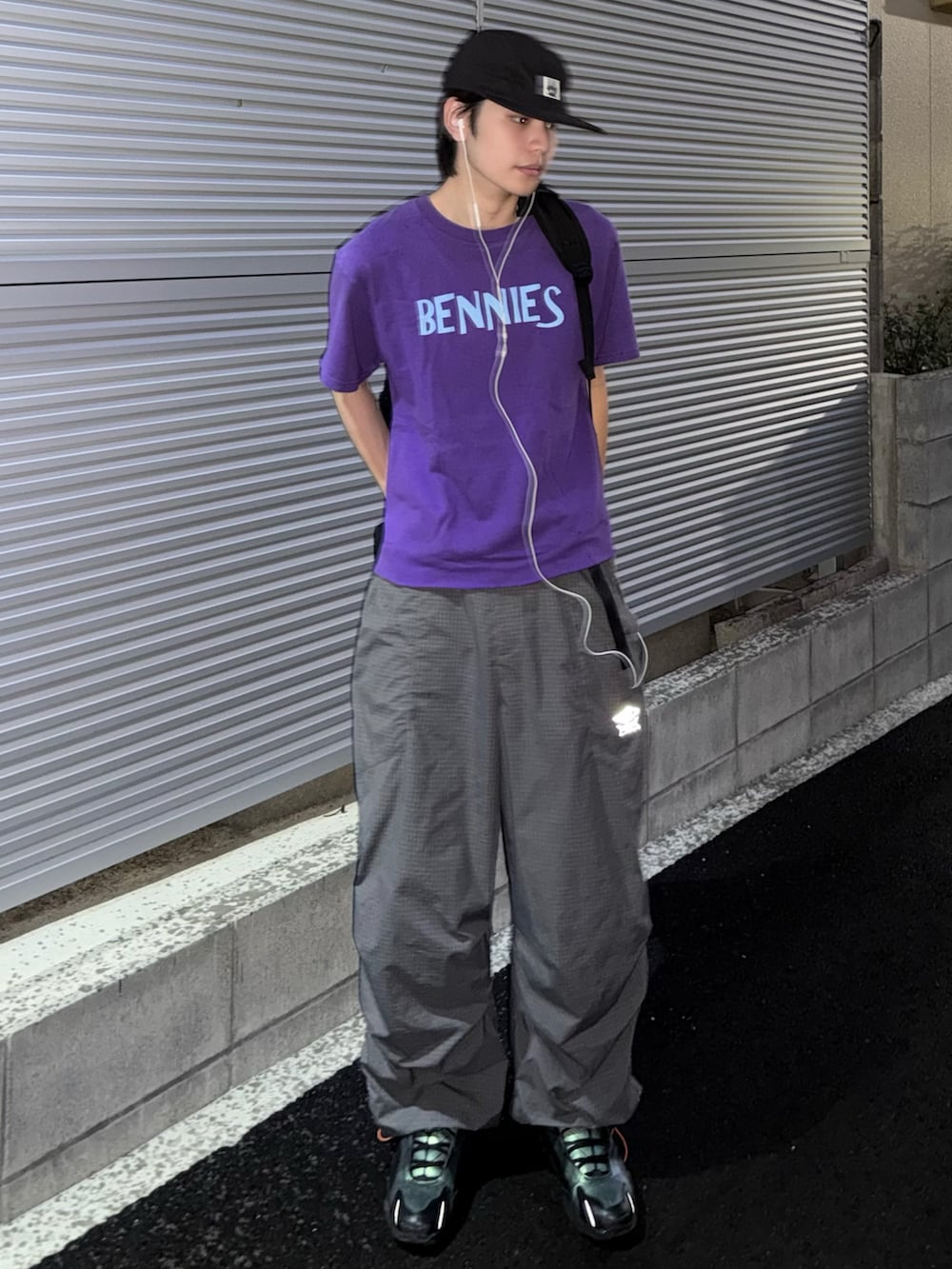 ブラック系のスニーカー、グレー系のカーゴパンツ、パープル系のTシャツ/カットソーを着用したメンズの夏コーディネートの3枚目の写真