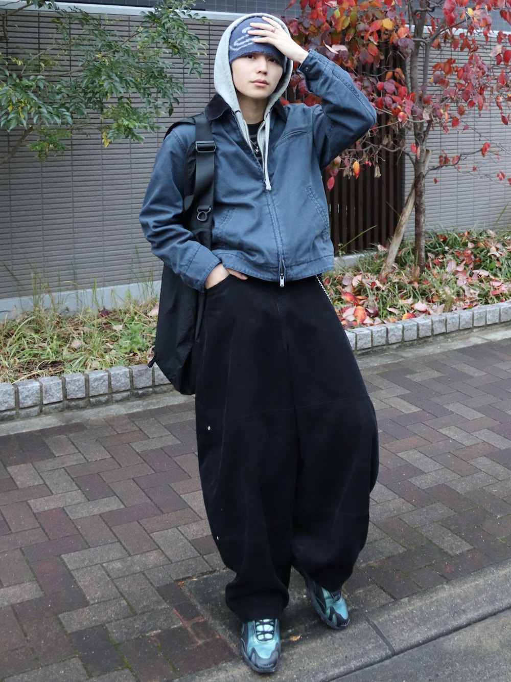 ブラック系のスニーカー、その他のその他アウター、その他のその他パンツを着用したメンズの冬コーディネートの2枚目の写真