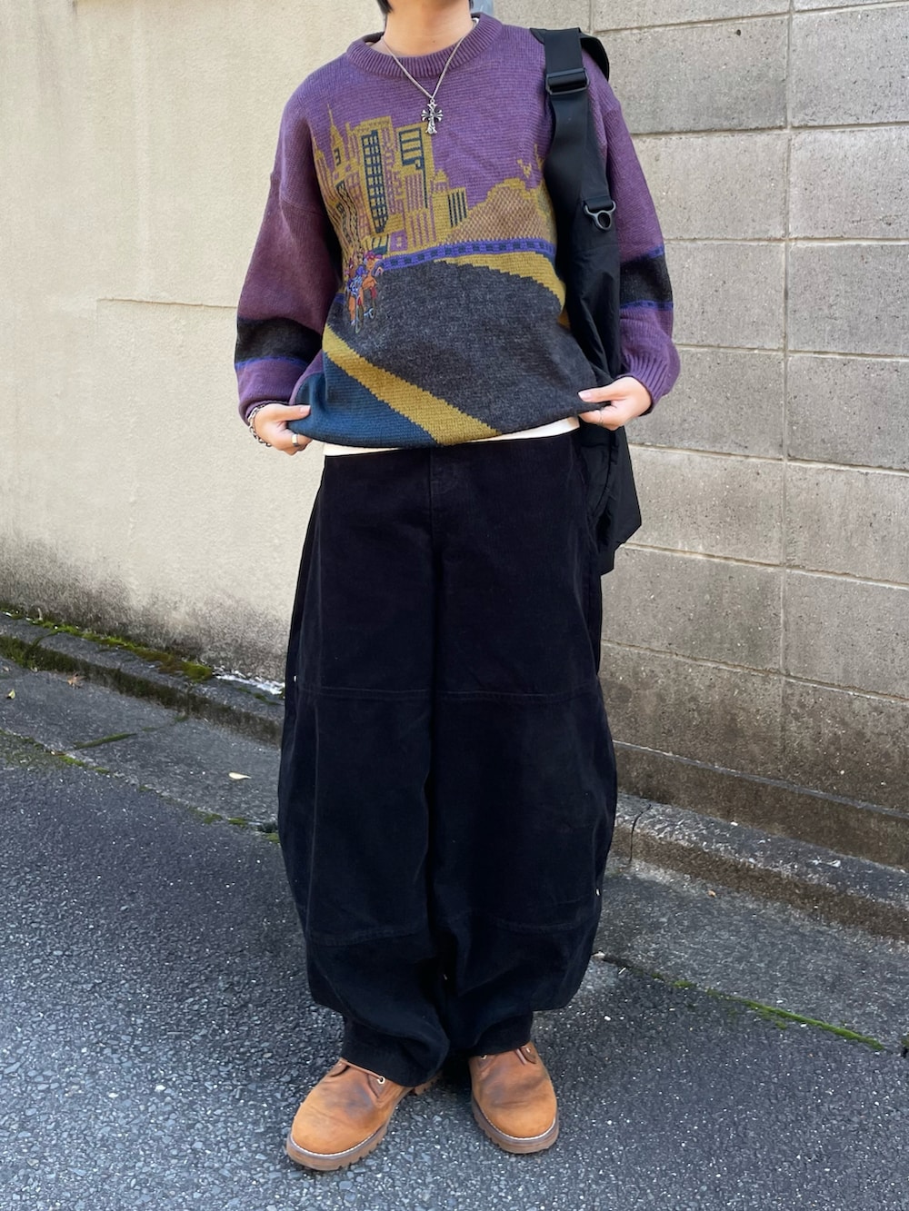 ホワイト系のTシャツ/カットソー、その他のその他パンツ、ブラック系のショルダーバッグを着用したメンズの冬コーディネートの3枚目の写真