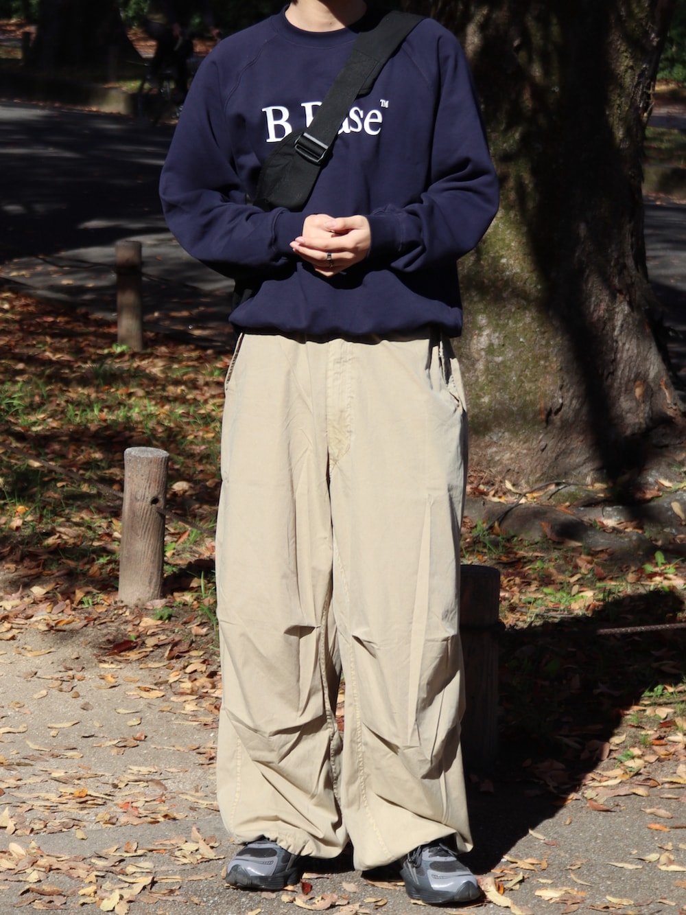 ベージュ系のカーゴパンツ、ブルー系のスウェット、ブラック系のショルダーバッグを着用したメンズの秋コーディネートの3枚目の写真