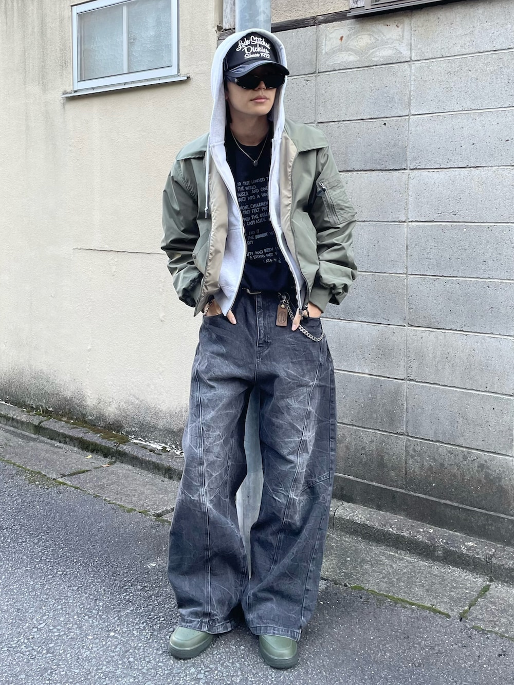 その他のTシャツ/カットソー、グレー系のパーカー、グリーン系のブルゾンを着用したメンズの秋コーディネートの2枚目の写真