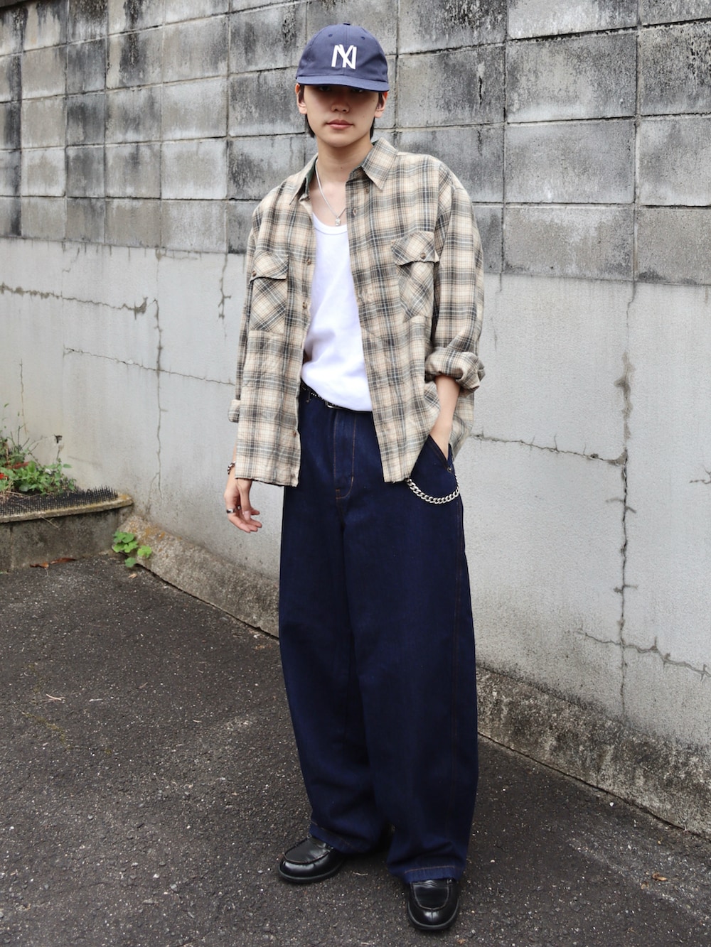 ホワイト系のタンクトップ、ブラック系のローファー、イエロー系のシャツ/ブラウスを着用したメンズの秋コーディネートの3枚目の写真