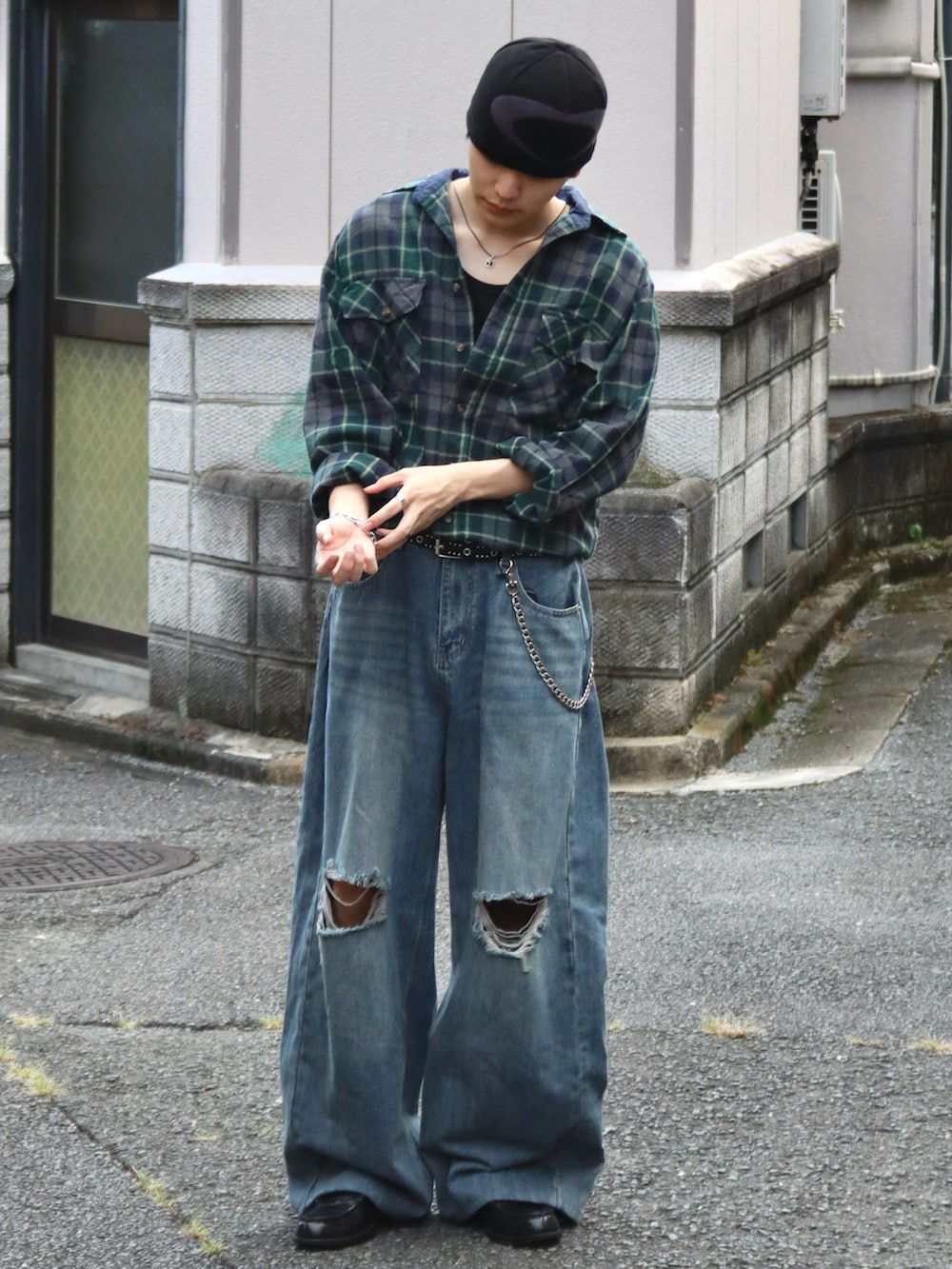 ブルー系のデニムパンツ、ブラック系のローファー、グリーン系のシャツ/ブラウスを着用したメンズの秋コーディネートの3枚目の写真