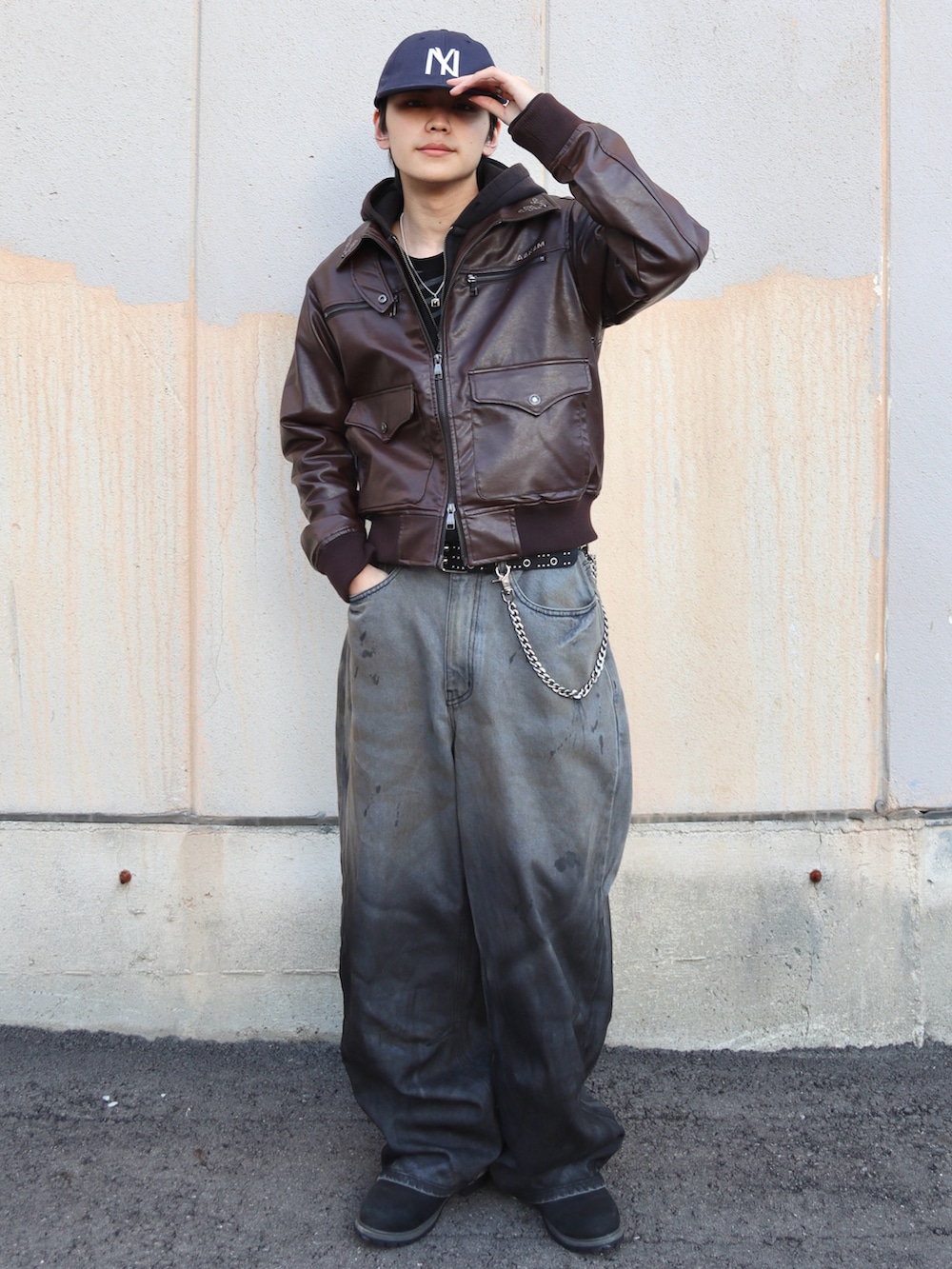 その他のライダースジャケット、その他のデニムパンツ、ブラック系のブーツを着用したメンズの秋コーディネートの2枚目の写真