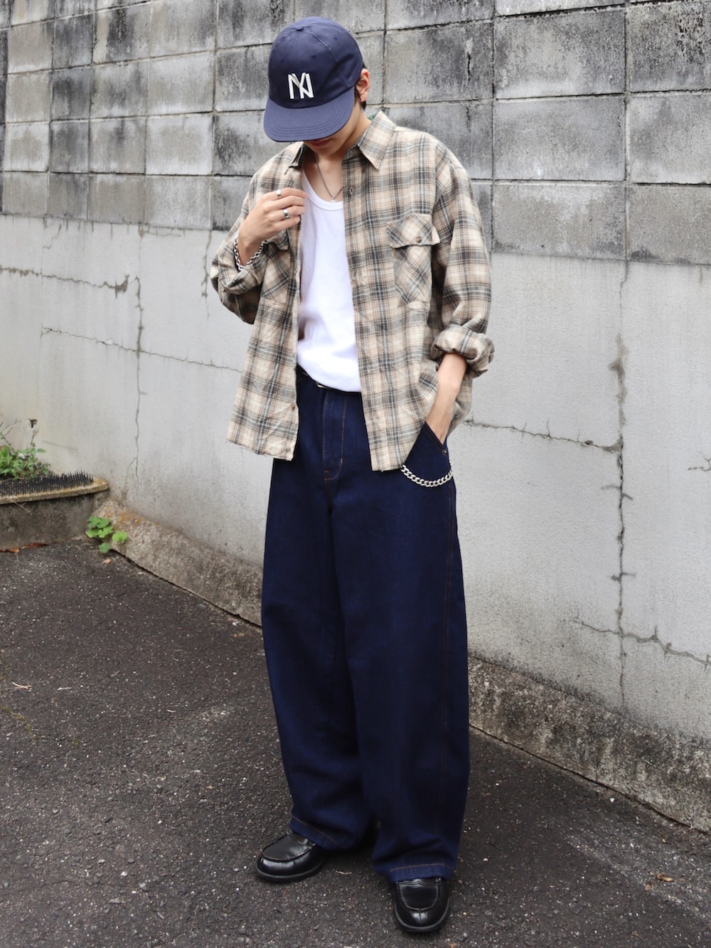 ホワイト系のタンクトップ、ブラック系のローファー、イエロー系のシャツ/ブラウスを着用したメンズの秋コーディネートの2枚目の写真