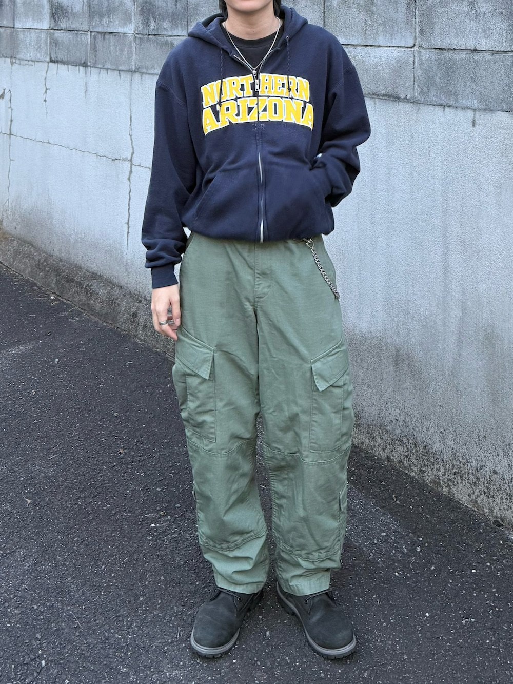 ブルー系のパーカー、グリーン系のカーゴパンツ、ブラック系のブーツを着用したメンズの秋コーディネートの3枚目の写真