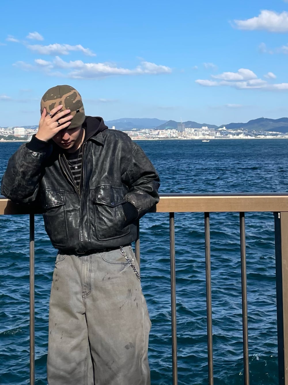 その他のデニムパンツ、ブラック系のブーツ、その他のTシャツ/カットソーを着用したメンズの秋コーディネートの5枚目の写真