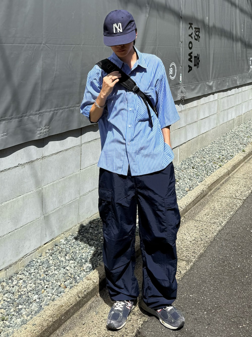 ブルー系のカーゴパンツ、ブルー系のシャツ/ブラウス、ブラック系のショルダーバッグを着用したメンズの夏コーディネートの2枚目の写真