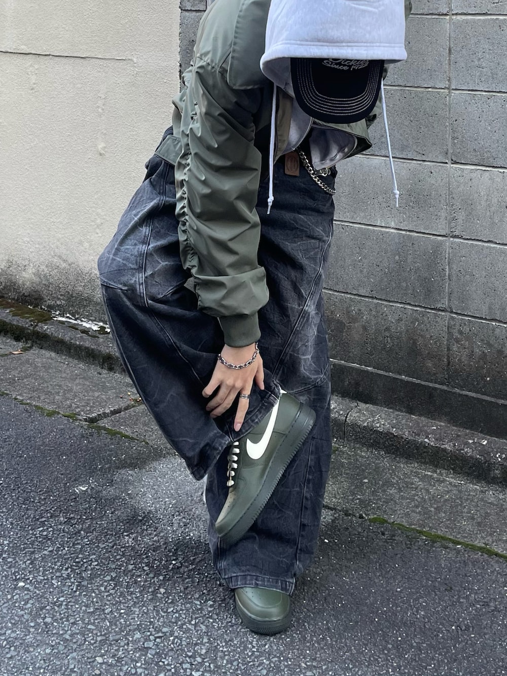 その他のTシャツ/カットソー、グレー系のパーカー、グリーン系のブルゾンを着用したメンズの秋コーディネートの4枚目の写真