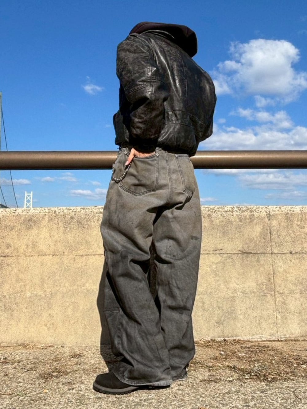 その他のデニムパンツ、ブラック系のブーツ、その他のTシャツ/カットソーを着用したメンズの秋コーディネートの4枚目の写真