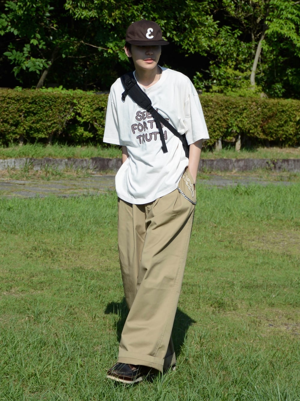 「夏ルックで気分アップ、白Tシャツ、夏コーデ、低身長コーデ、カラーコーデ、ブラウン、ベージュ、キャップ、Tシャツ、チノパン、ワイドパンツ、オーバーサイズ、シティーボーイ、ストリート、テーマパークコーデ」｜「RED KAPのRED KAP/レッドキャップ 別注 SMU PT-38 2TUCK BAGGY WIDE Western Embroidery TWILL PANTS/刺繍デザイン/バギーパンツ（チノパンツ、ベージュ系）」を使った、''r_e_n"さん（メンズ・167cm）の夏コーディネートの3枚目の写真