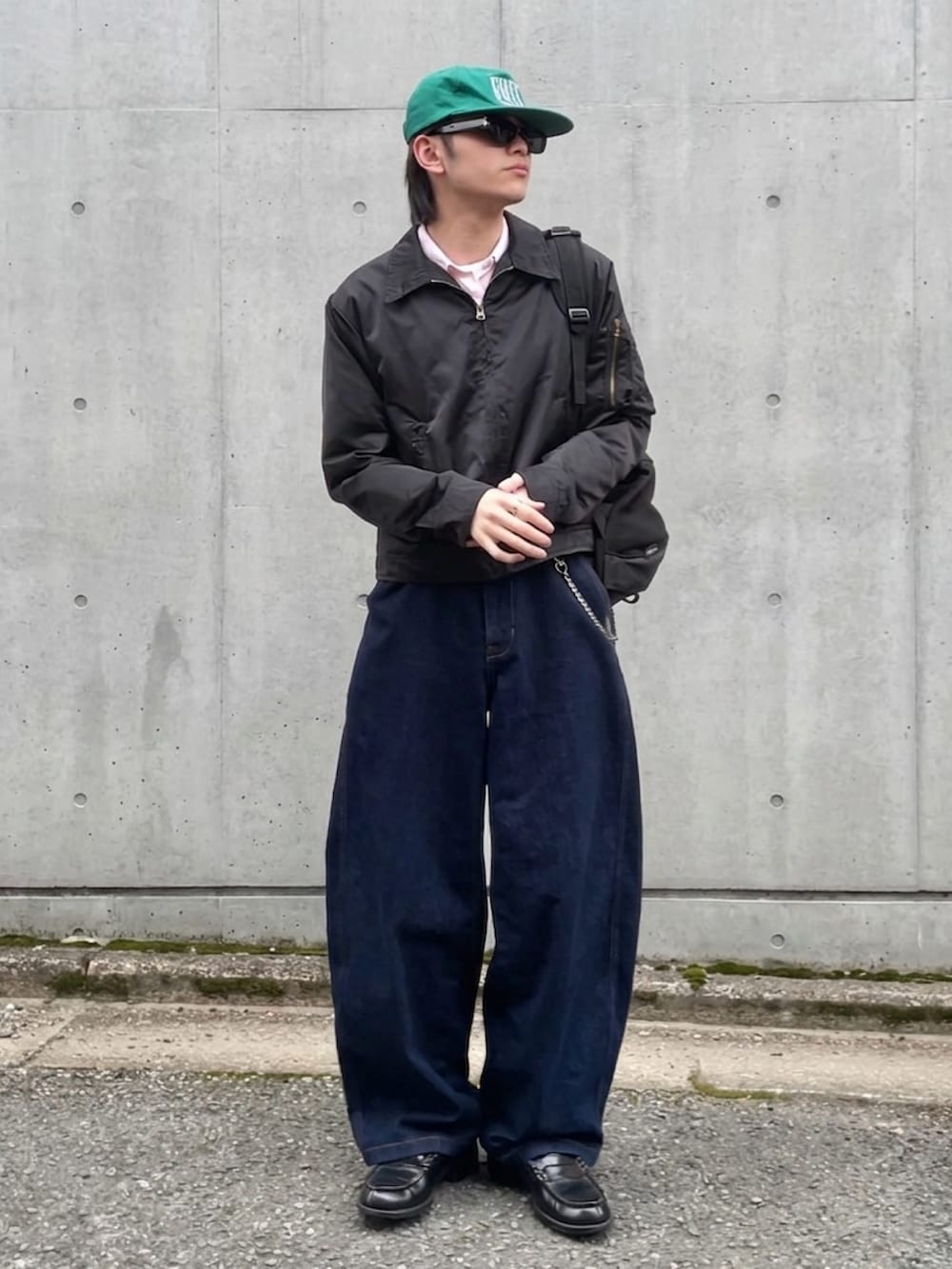 ブラック系のミリタリージャケット、その他のデニムパンツ、ブラック系のローファーを着用したメンズの春コーディネートの2枚目の写真