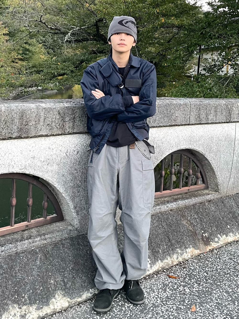ブルー系のブルゾン、ブラック系のブーツ、ブラック系のTシャツ/カットソーを着用したメンズの秋コーディネートの2枚目の写真
